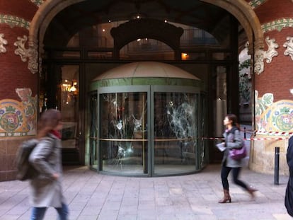 Una de la puertas de la entrada principal del Palau, destrozada