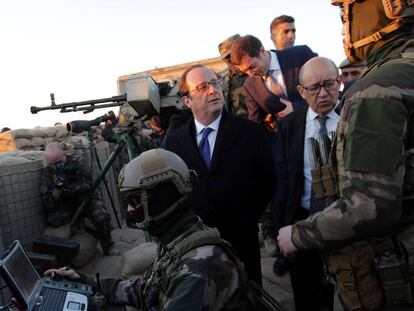 O presidente François Hollande e o ministro de Defesa Jean-Yves Lhe Drian visitam aos soldados franceses em uma base nas periferias de Erbil, Iraque.