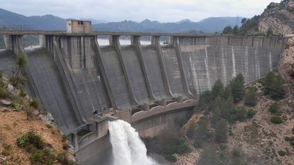 Embalse de Escalona, durante la suelta de agua en marzo, en una imagen cedida por la Confederación Hidrográfica del Júcar.