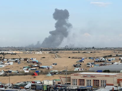 Tiendas de campaña en Rafah, con las explosiones de fondo procedentes de las operaciones de Israel.