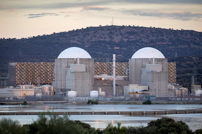 Imagen de los dos reactores de la central nuclear de Almaraz, en Cáceres.