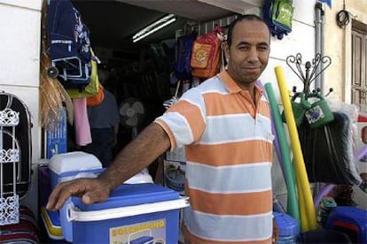 El marroquí El Houcine, en su tienda de Cartaya (Huelva).