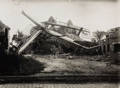 Cartão postal anônimo, de 24 de maio de 1918, de um soldado alemão em frente a um moinho destruído no front do oeste. O elemento turístico, inerente à fotografia popular, foi uma constante também na Grande Guerra. Para muitos soldados de ambos os lados do conflito, foi a primeira viagem ao estrangeiro e em seus dias livres visitavam e tiravam fotos, embora fossem paisagens em ruínas.