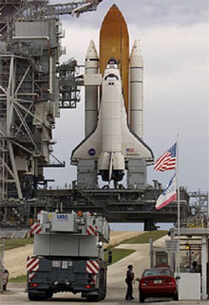 El <i>Endeavour</i> permanece atracado en el muelle 39 de Cabo Cañaveral a la espera de ser lanzado al espacio.