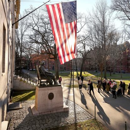 Estatua de John Harvard en el campus de la universidad que lleva su nombre, en Cambridge (Massachusetts)