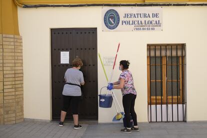 Dos mujeres acceden este lunes a las oficinas de la Policía Local de Casariche para su limpieza.