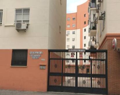 Portal donde reside el segundo detenido relacionado con el supuesto yihadista que quería atentar en Sevilla.