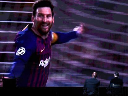 Messi contempla amb Drogba un vídeo durant la gala de la Pilota d'Or, dilluns.