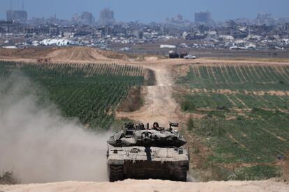 Un tanque israelí, cerca de Yabalia, en Gaza, este jueves.