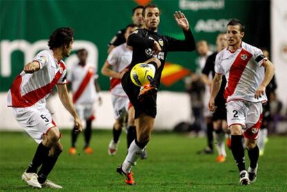 Soldado controla el balón entre Arribas y Tito.