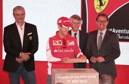 El pilot Sebastian Vettel i Artur Mas posen la primera pedra.