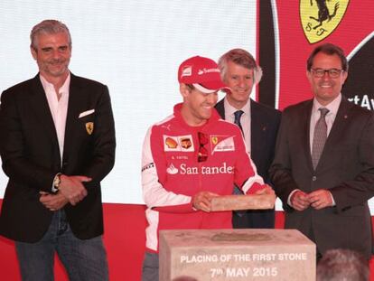 El piloto Sebastian Vettel y Artur Mas ponen la primera piedra.