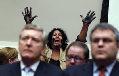 Una mujer interrumpe la intervención del consejero delegado de BP en el Capitolio antes de ser arrestada por los agentes de seguridad