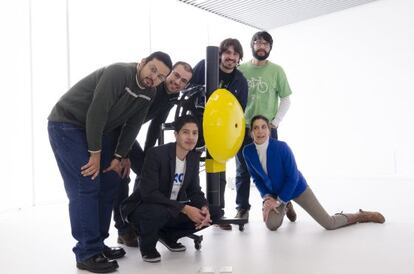 Algunos finalistas del concurso Emprende con Cultura, de izquierda a derecha: Germán Hernández (El Salvador), Antxo Armada (España), Didier Cabrera, en cuclillas (Honduras), Felipe Peña (Chile), Alejandro Valdez (Paraguay) y María Balsa Cadenas (Uruguay).