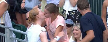 Van Uytvanck y su novia se besan tras el triunfo de la primera en Wimbledon.