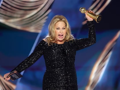 Jennifer Coolidge, durante su agradecimiento del Globo de Oro a la mejor actriz de reparto en miniserie por 'The White Lotus'.