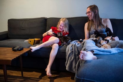 Um estudo mais recente de Minnesota diz que 3% da juventude local seria não-binária, de um gênero fluido, aqueles que não se identificam com uma identidade de gênero e uma identidade "trans". Na foto, Keegan joga videogames com sua mãe, Megan.