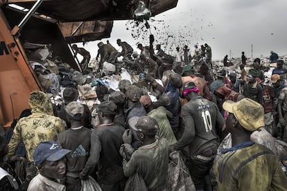 Un camión de basura llega al vertedero de Olusosun, en Lagos, la capital de Nigeria.