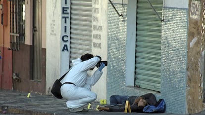 A forensics photographer at a crime scene in Cuernavaca, Morelos.