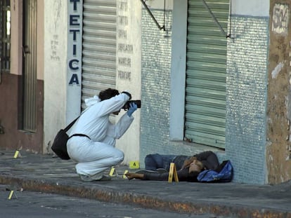 A forensics photographer at a crime scene in Cuernavaca, Morelos.