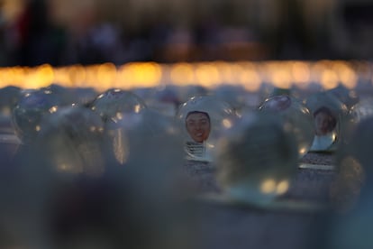 Fotografías de desaparecidos son colocadas durante una velada en el Monumento a la Madre.