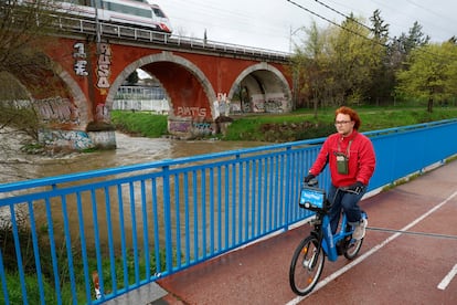 Un ciclista pasa junto al río Manzanares a la altura del Puente de los Franceses en Madrid, este viernes. 