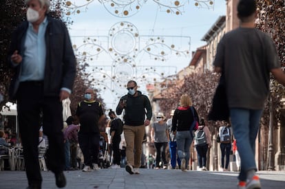 Residents in Alcalá de Henares, one of the municipalities that would be affected by the new restrictions.