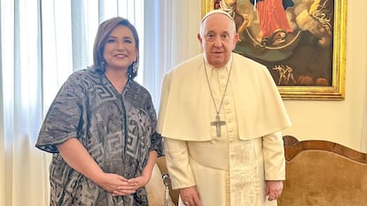 Xóchitl Gálvez con el papa Francisco, en Ciudad del Vaticano, el 14 de febrero de 2024, en una imagen compartida por la candidata en redes sociales.