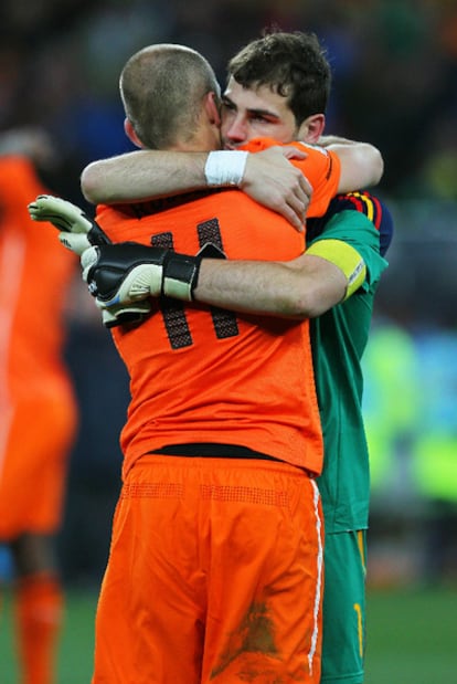 Robben y Casillas se abrazan tras la final.