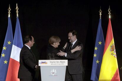 Francoise Hollande, angela Merkel y Mariano rajoy, durante la rueda de prensa conjunta que han ofrecido esta tarde en Seyne-les-Alpes.