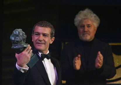 Banderas recibe el Goya de honor de manos de Pedro Almodóvar en la gala de la 29ª edición de los Premios Goya, en el hotel Auditorium de Madrid, en 2015.