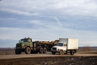 Un camin militar por una carretera de Donetsk.