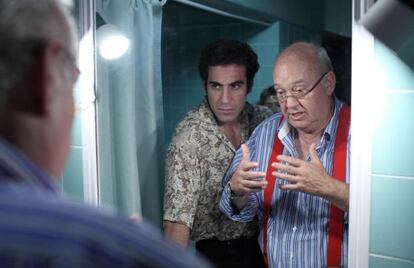 El director José Luis Cuerda da instrucciones al actor Miguel Ángel Silvestre en el rodaje de 'Todo es silencio'.