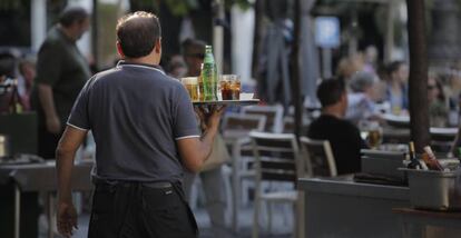 Un camareros atendiendo una terraza en Madrid