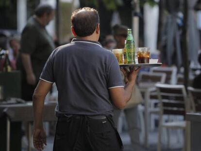 Un camareros atendiendo una terraza en Madrid