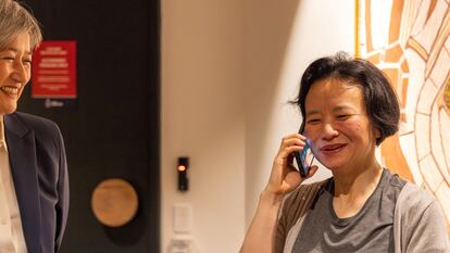 La periodista Cheng Lei habla por teléfono a su llegada al aeropuerto de Melbourne este miércoles.