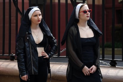 Dos mujeres vestidas con tocas de monja participan en una manifestación por los derechos de la mujer en el exterior del Parlamento australiano, en Sídney.