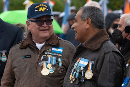 Veteranos de Malvinas hablan durante la conmemoración del 40 aniversario de la guerra en Ushuaia, este sábado 2 de abril de 2022.