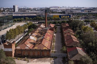 Visión de la antigua fábrica Godó i Trias, junto a la Gran Via de L'Hospitalet de Llobregat.