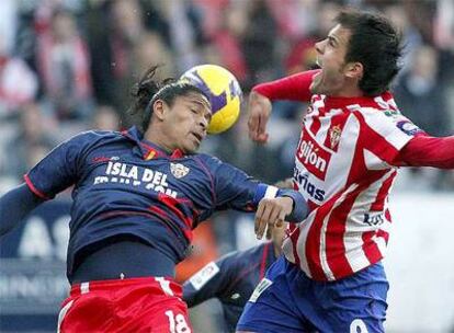 Bilic lucha un balón con Acasiete.