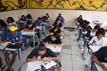 Alunos realizam simulados para o Enem em uma escola pública da Bahia.