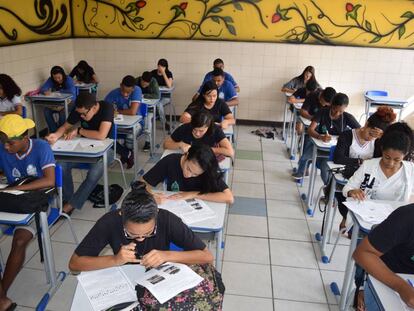 Alunos realizam simulados para o Enem em uma escola pública da Bahia.