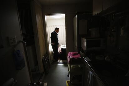 Kitaro Saito dentro de su casa temporal en Funahiki (Tamura), el 31 de marzo de 2014. Por primera vez desde el desastre nuclear de Fukushima, los habitantes de un pequeño distrito a 20 kilómetros de la planta han podido volver a su casa. La zona de Miyakoji, donde vivía Saito, ha estado vedada a la mayoría de los residentes desde marzo de 2011, cuando el Gobierno ordenó evacuar la zona.