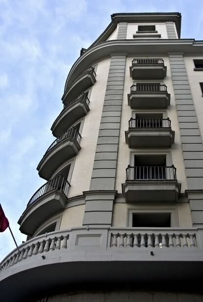 Paseo de Recoletos, 14. La fachada, que recuerda al expresionismo del alemán Mendelson,  es obra de varios arquitectos entre ellos Casto Fernández-Shaw. Medio siglo después de ser construido conserva la modernidad que tuvo en su momento.