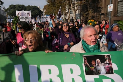 Diversas organizaciones sociales se unen a la protesta semanal de pensionistas contra las políticas de austeridad de Javier Milei.