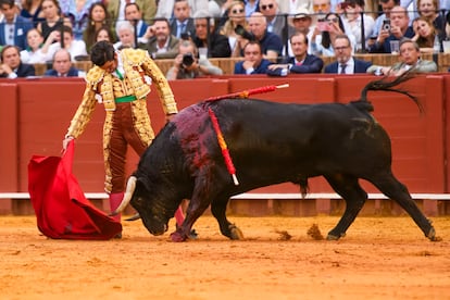 Morante de la Puebla muletea con la mano derecha al cuarto toro.