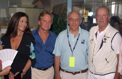 Michael Douglas y Catherine Zeta-Jones apoyan la candidatura de Palma de Mallorca como sede de la Copa América de regata, junto al rey emérito Juan Carlos I, en 2007.