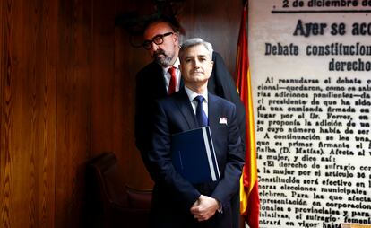 Koldo García, exasesor de José Luis Ábalos, junto con su abogado, Javier Pimentel, en una sesión de una comisión del Senado celebrada el pasado 22 de abril.