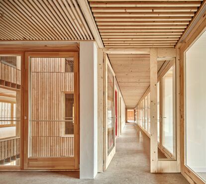 El edificio de madera diseñado por Carol Beute y Manuel Sánchez-Villanueva visto por dentro.