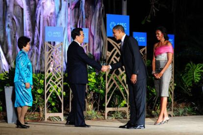 El presidente de EE UU, Barack Obama, saluda al presidente chino, Hu Jintao, durante la cumbre de la APEC, en Honolulu.